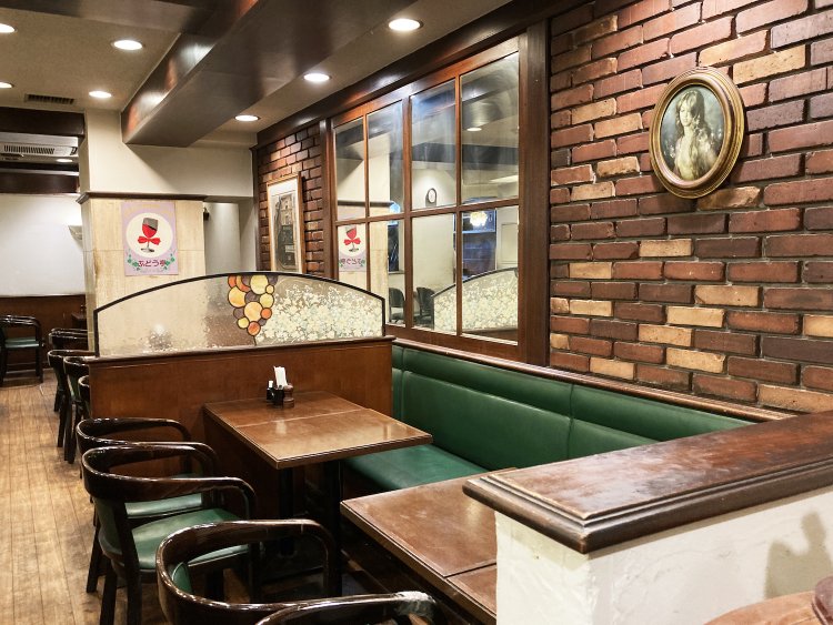 お店の内装は創業以来ほとんど変わらない、どこか懐かしさを覚えるレトロな空間。