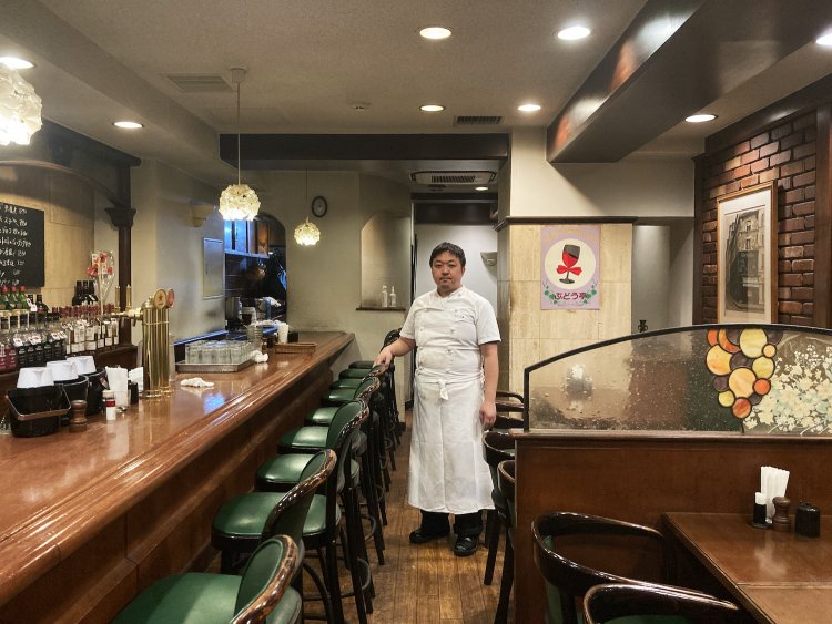 オーナーの西村松弥さんの養子であり、30年近くお店で働いてきた、店長の西村幸一さん。これからも歴史を受け継いでいく。