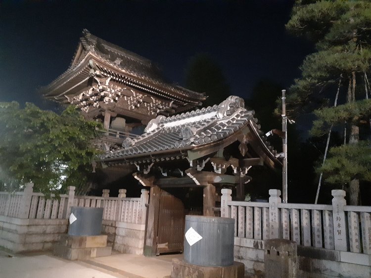 冬の日は落ち、鐘の鳴る時刻になって、事件はようやく動き出す。はたして無事解決に向かうか……。