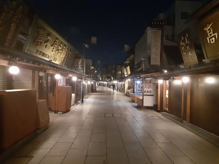 長い1日が終わり、普段どおりの晩が訪れたかにみえた帝釈天参道。しかし……。