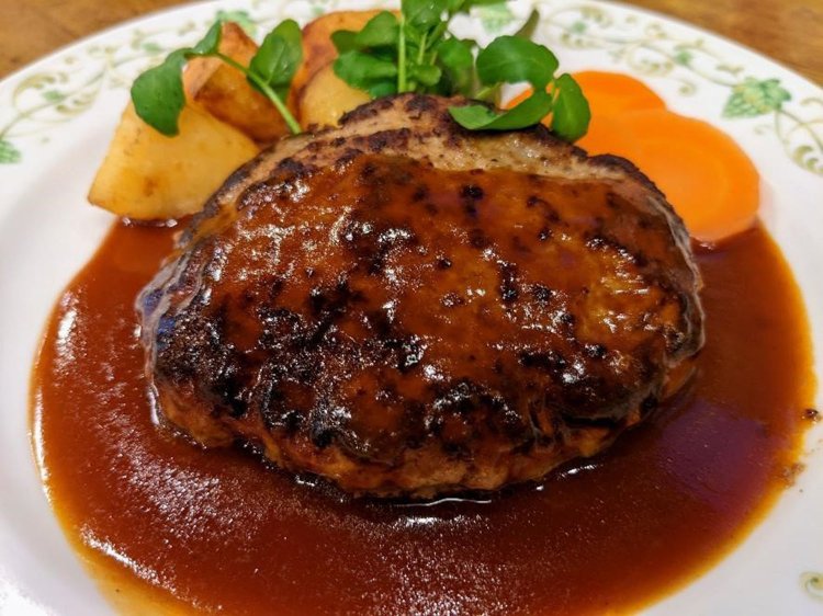 ハンバーグステーキ1100円。