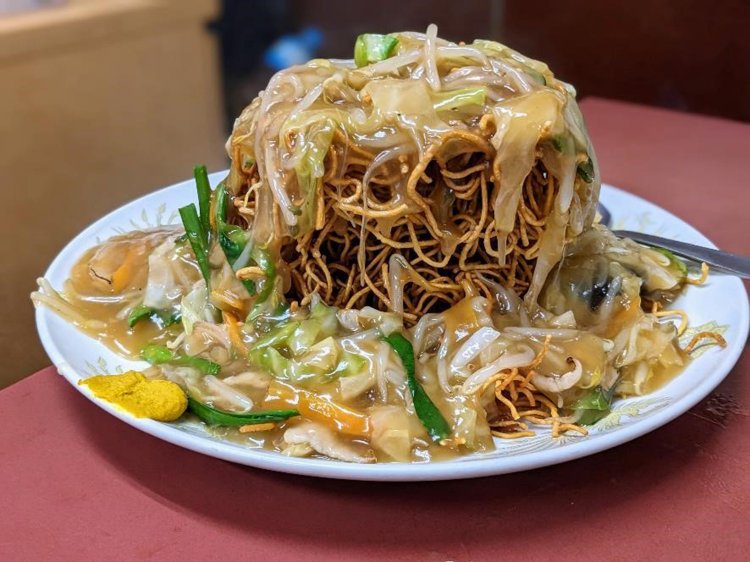 タワー硬焼きそば1180円。