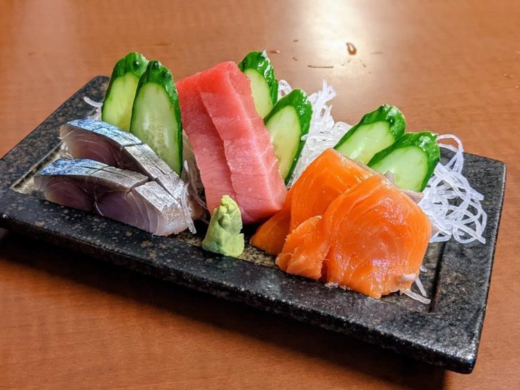 刺し身盛り合わせ1000円。