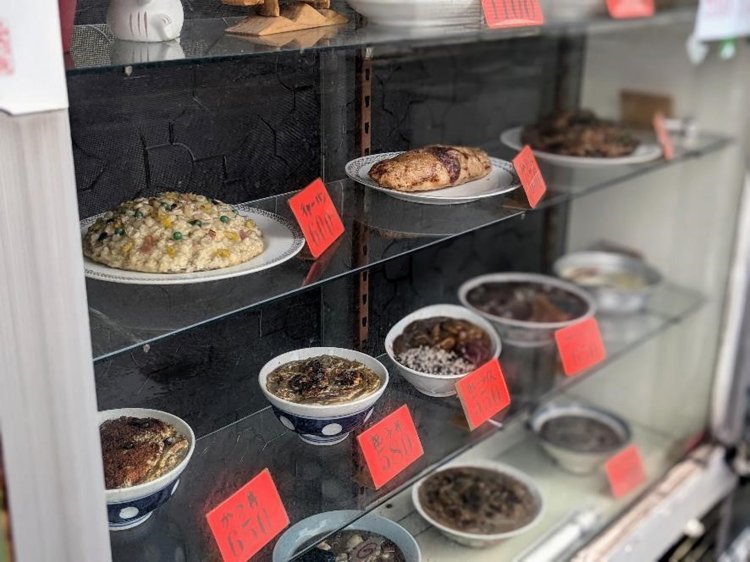 『銀水食堂』のショーケース。