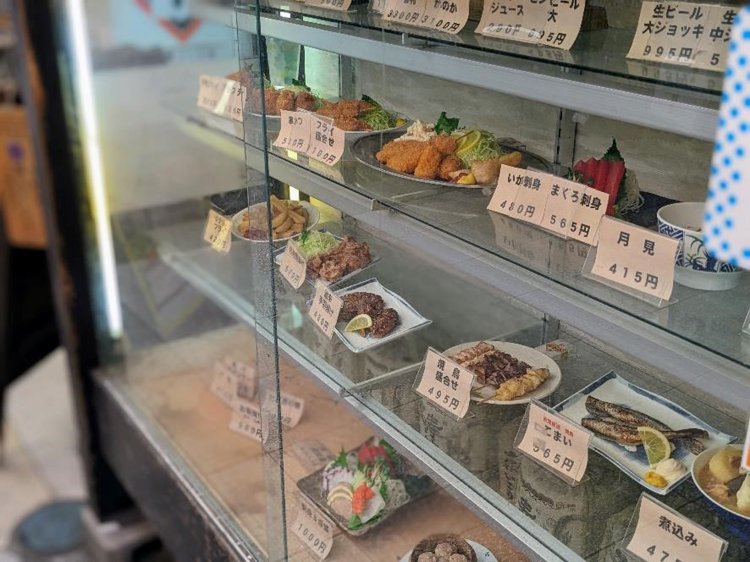 『酒蔵お太幸 中央店』のショーケース。