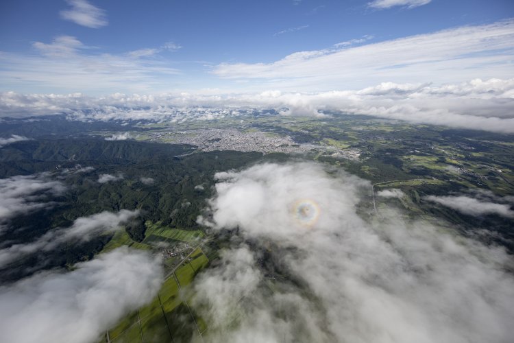 猪苗代湖を背に、西を向くと会津若松市街。画面中央の雲にはブロッケン現象が見える。