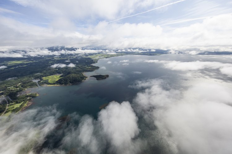 中央に見える島が翁島。渇水期には陸続きとなる。