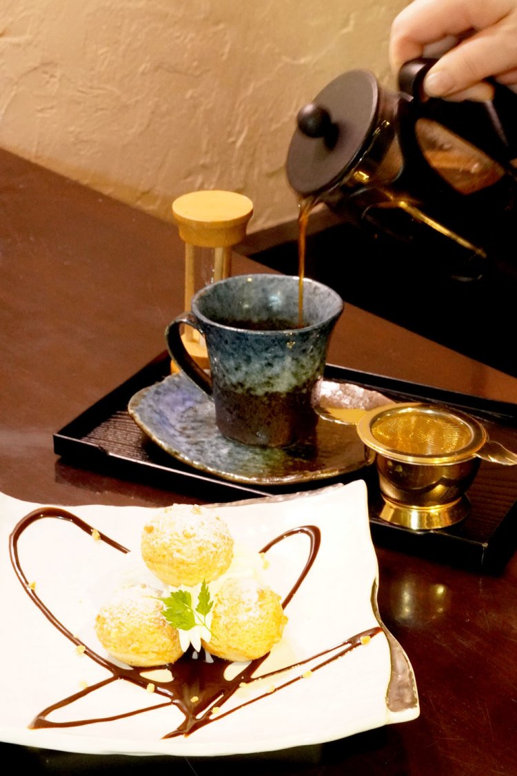 写真手前は注文を受けてからカスタードクリームを入れる、さくさく和三盆シュー。