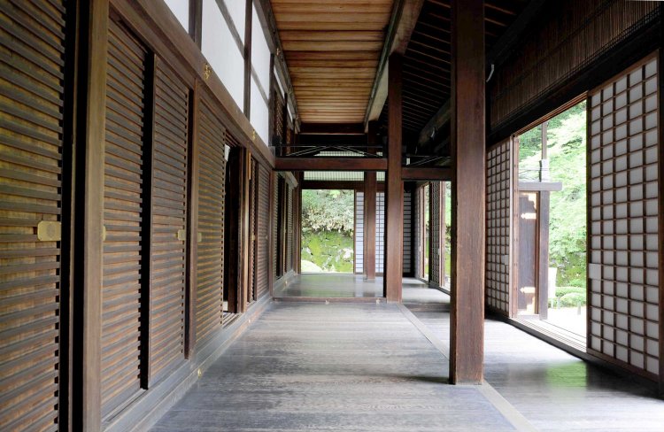 歩くと鶯（うぐいす）の鳴き声に似た音が出るという七不思議の一つ・鴬張りの廊下。