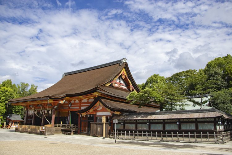本殿と拝殿を一つの屋根で覆った独特な形式の祇園造と称される本殿は国宝。