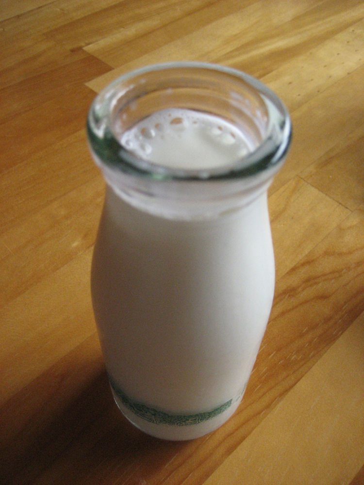 山梨・ほったらかし温泉にて。ビン下部の緑の模様から、小岩井乳業のものと思われる（2008年）。