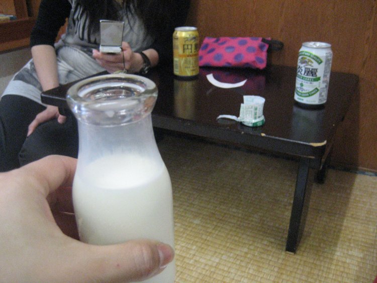 湯河原にて。同行の友人が湯上りに酒を飲む中、1人で牛乳を飲んでいる（2011年）。