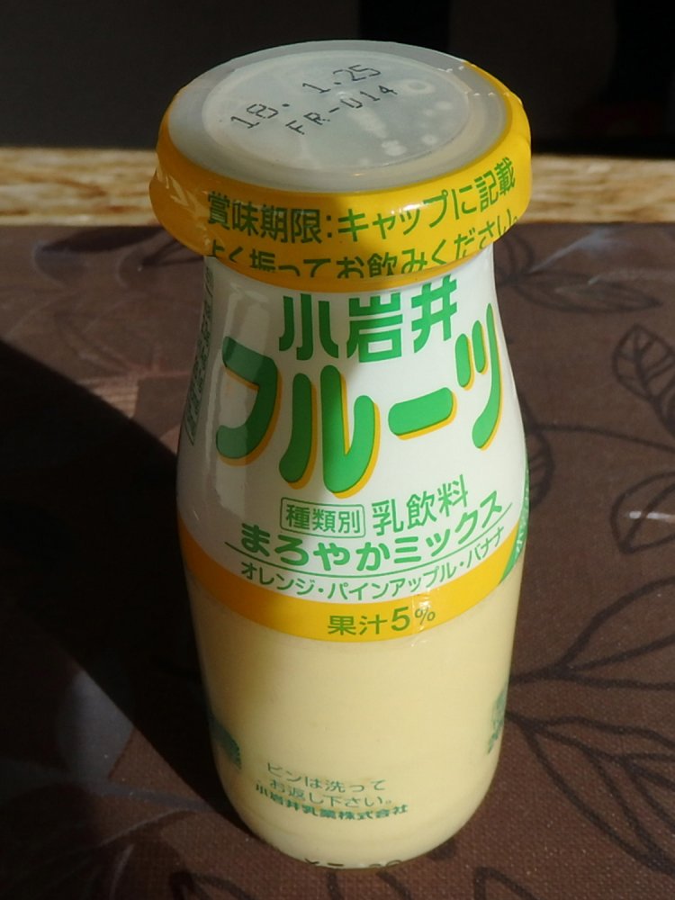 基本は牛乳だが、たまにフルーツ牛乳を飲む場合もある（2018年、三峯神社にて）。前述のとおり、この小岩井乳業のフルーツ牛乳は今は販売されていない。