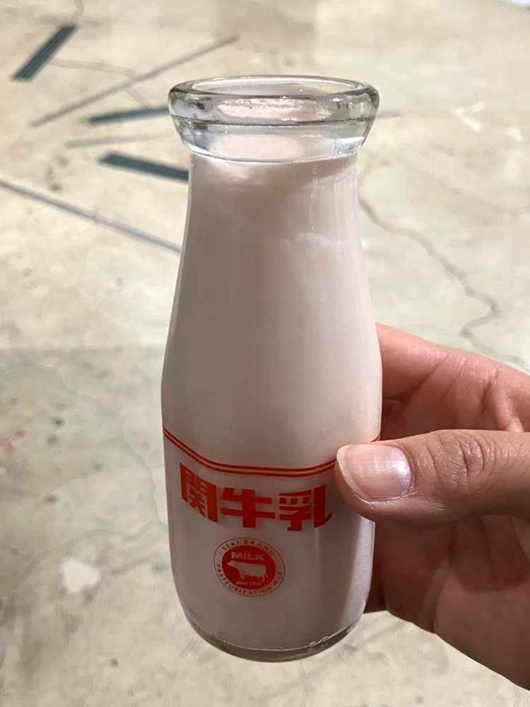 岐阜駅で、ご当地の関牛乳のポップアップショップがあった（2024年）。ピーチ牛乳なので、うっすらピンク色である。