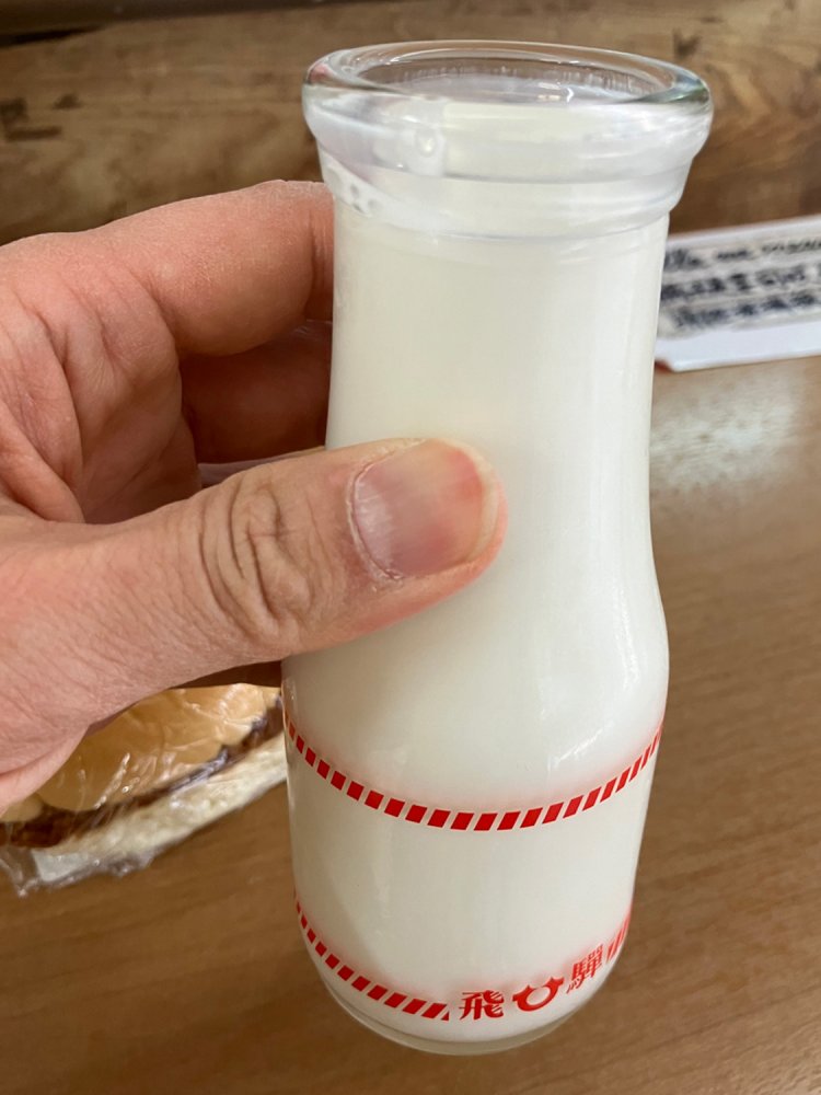 秋葉原駅・ミルクスタンドにて。こちらは飛騨牛乳の「濃いんやさぁ～」という銘柄。