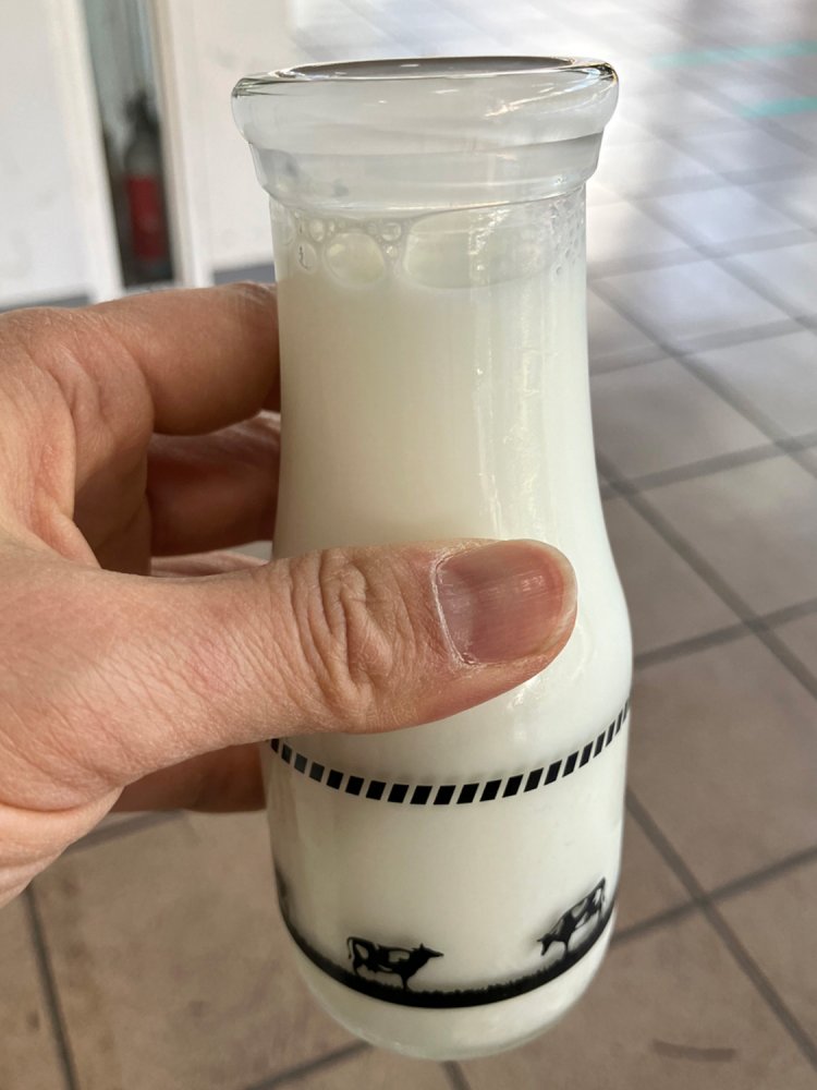 同じくミルクスタンドにて、牛のイラストがかわいい信州安曇野牛乳。こちらのミルクスタンドではビンは持ち帰れない。