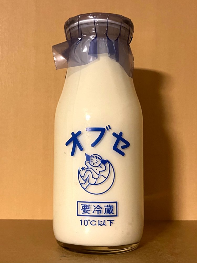 かわいい天使が描かれたオブセ牛乳。赤や緑のバージョンもある。