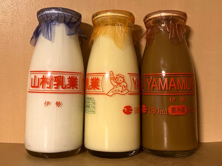 牛乳・フルーツ牛乳・コーヒー牛乳で、微妙にデザインが異なる山村牛乳。