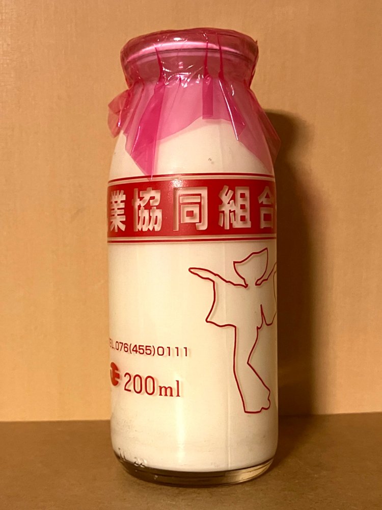 八尾の伝統的な祭りである「おわら風の盆」のシルエットが描かれる、八尾乳業協同組合のビン。