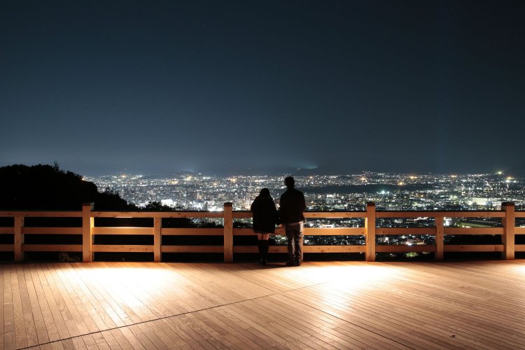 市内一望の大パノラマと、圧倒的スケール の夜景に感動。