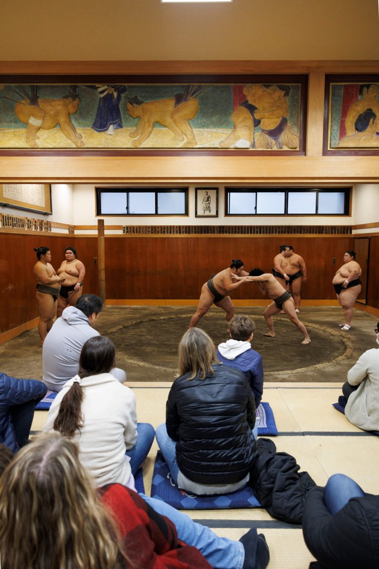 熱心に見学する、外国からのツアー旅行客。