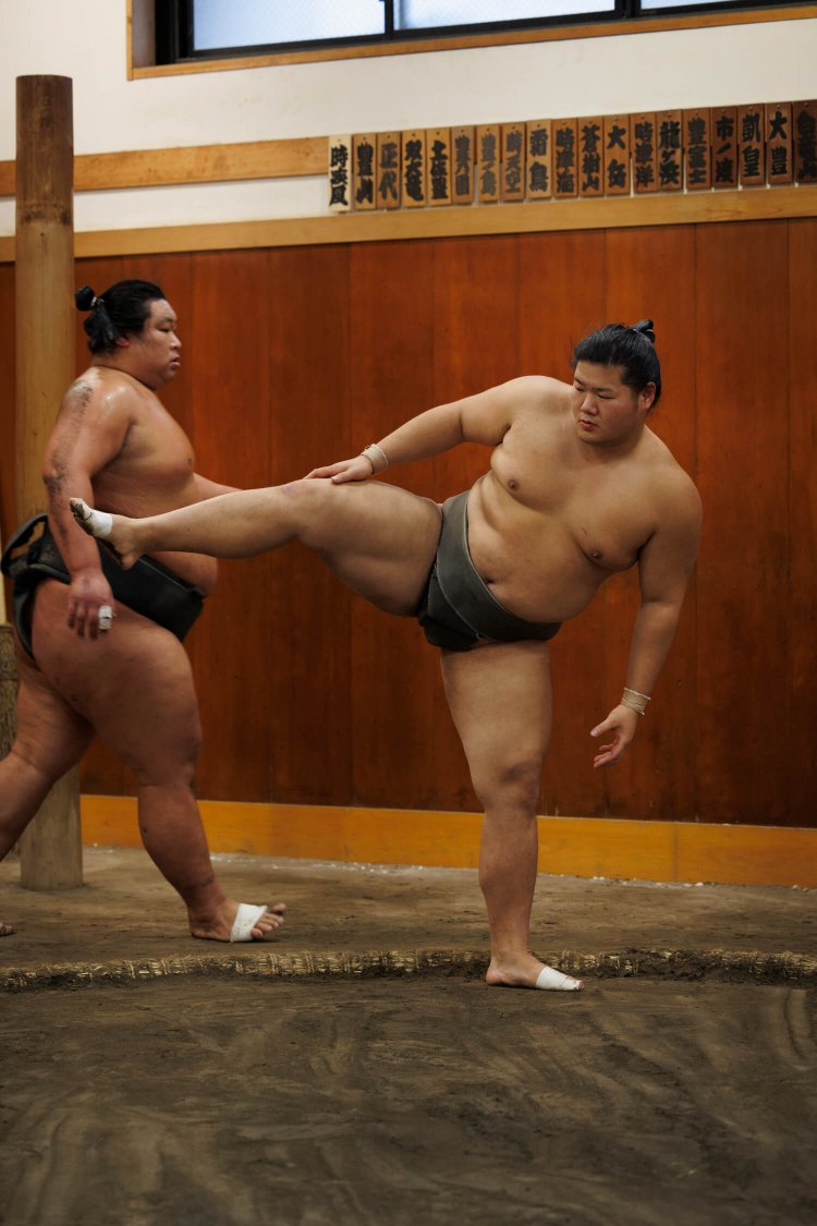 相撲道の基本はやはり四股（しこ）。