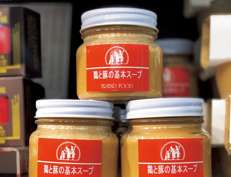 オリジナル商品「鶏と豚の基本スープ」は文字どおり、基本。自社総菜の出汁にも使う。
