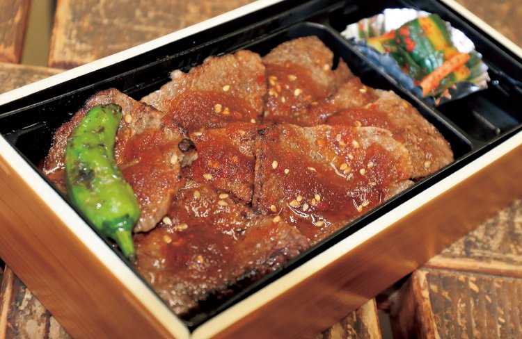 A4・A5ランクの国産黒毛和牛をさらに厳選、お米は京都産ミルキークイーン、付けあわせは京都の老舗キムチ店『ほし山』製という、究極の焼肉丼。京都下鴨風漣堂「和牛飯 極」。