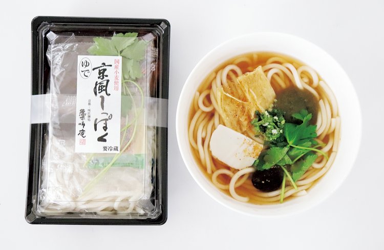 自慢のめんとつゆに『湯葉弥（ゆばや）』の乾燥ゆば、『半兵衛麩（はんべえふ）』のもみじ麩、柚子胡麻七味など、京都の具材をそろえた薬師庵「京風しっぽくうどん」。