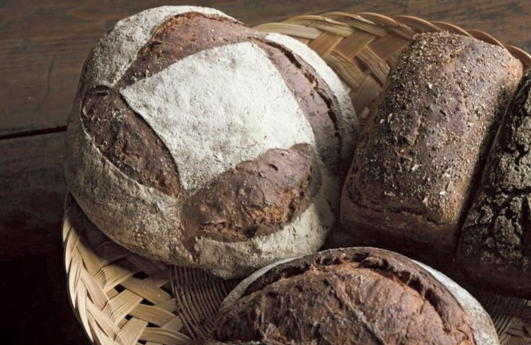 第1・3土曜の毎月２回、限定販売。京丹後市の自然の中で石臼と薪窯で手作りされている、『農家パン弥栄窯（やさかがま）』の「カンパーニュ・ビオ」。