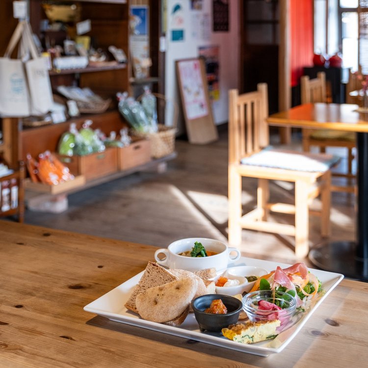 オープンサンドセット1430円は1日限定10食。地元有機農家の旬の野菜も販売。