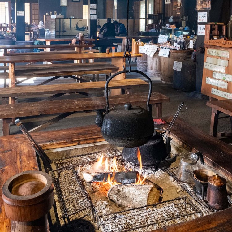 囲炉裏端で温もりながら過ごすのもおすすめ。