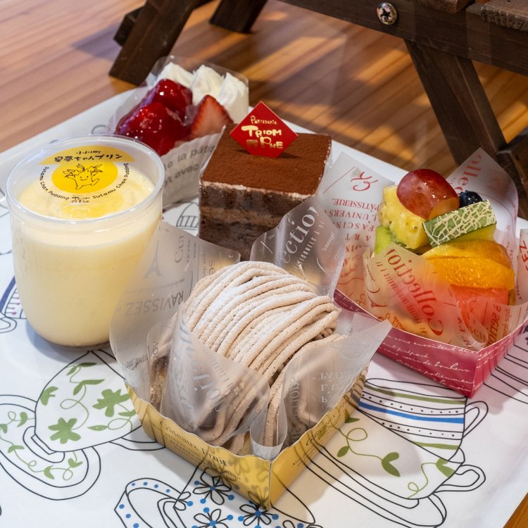 なめらかプリン280円（左）はとろっとした食感がたまらない。