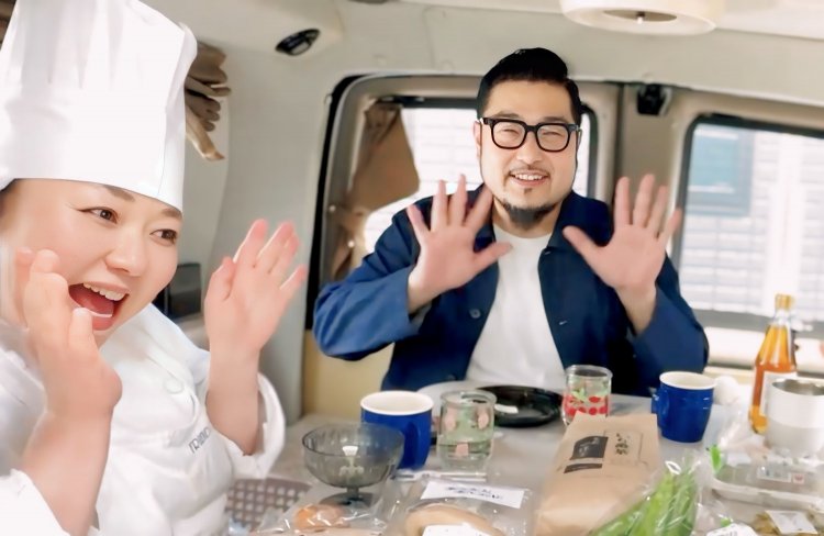 藤田俊社長（右）とパティスリー部の山口由加理さん。「 自家製菓子や総菜の材料は、店で扱う良質なものです♪」。