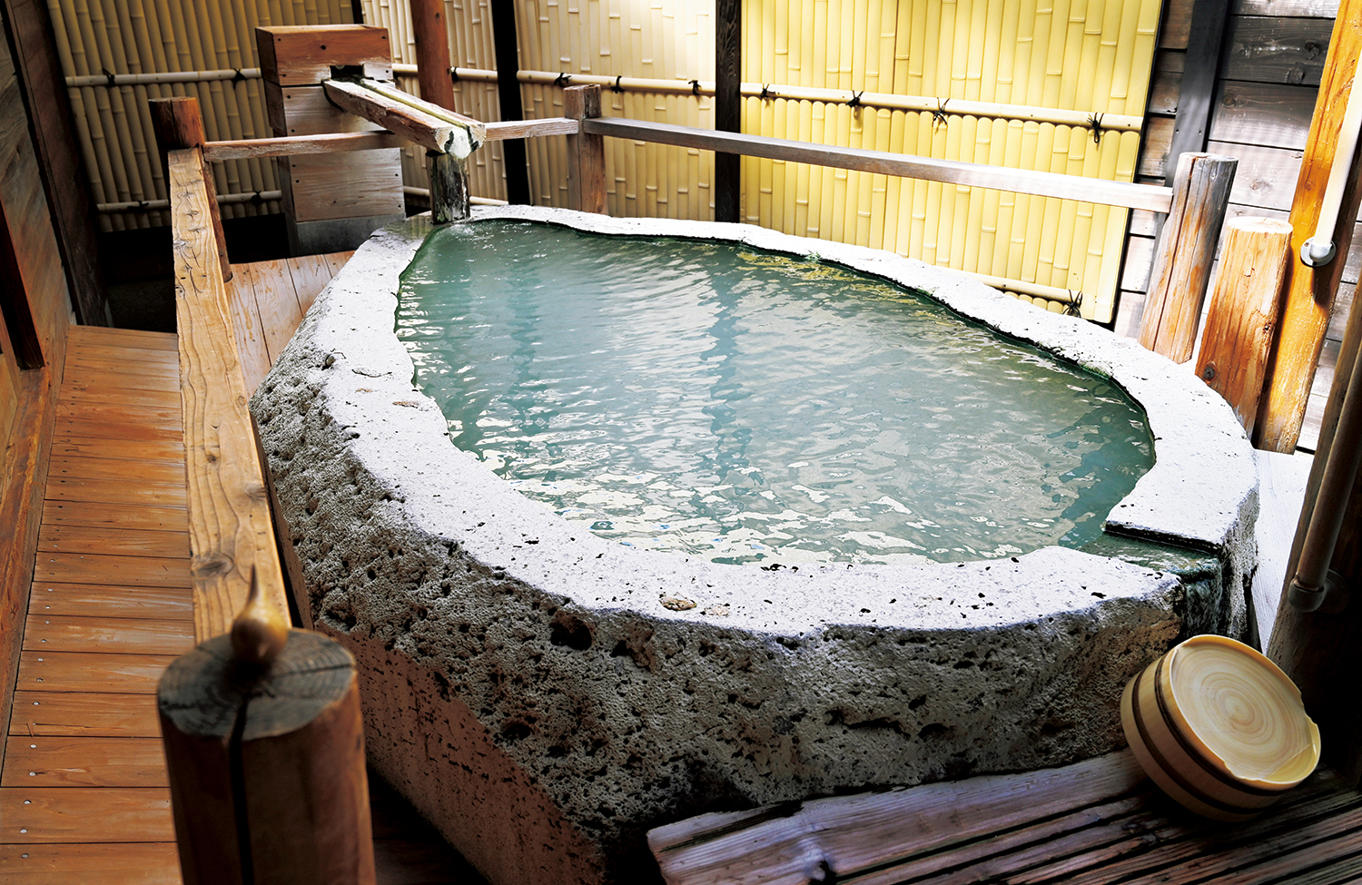 石をくりぬいた露天風呂。蔵王温泉は酸性で殺菌力が高く、水虫などに効果的。湯ざわりは思いのほかやわらかい。