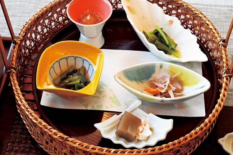 「たたきごんぼ」のあだ名にちなんで、朝食・夕食ともにゴボウの料理が出てくる。