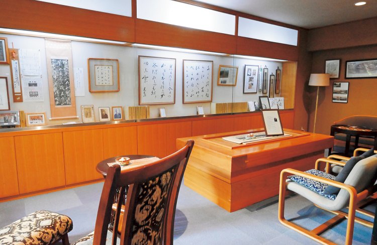 茂吉の詠んだ歌をはじめ、ゆかりの品々が飾られている。