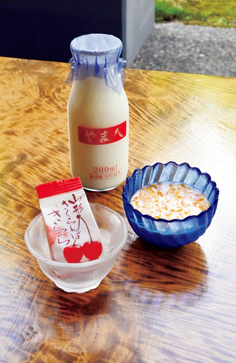 ラウンジには、チェックインや湯上がり時にセルフで楽しめる手作りゼリーや牛乳などが。