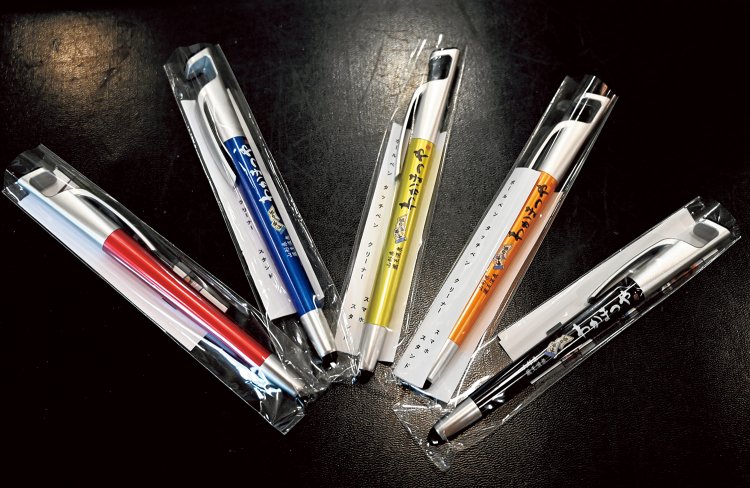 短冊に短歌を書いた人には、5色のボールペンのうち好きな一本をプレゼント。