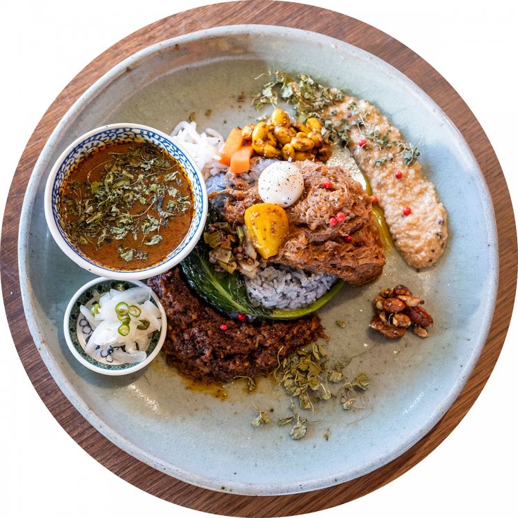 一番人気の2種カレー &スパイス出汁2100円。