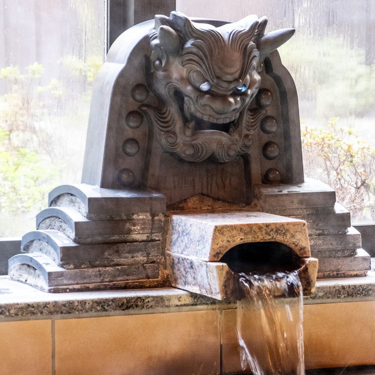 鬼瓦の湯口は瓦工場跡地に湧出したのが由来。