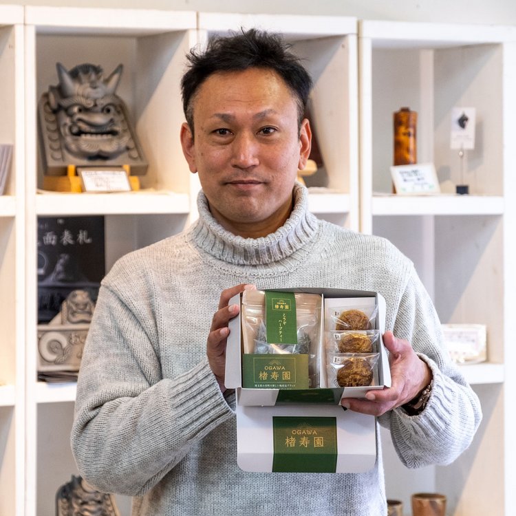 ギフトボックスを手にする五十嵐康博さん。