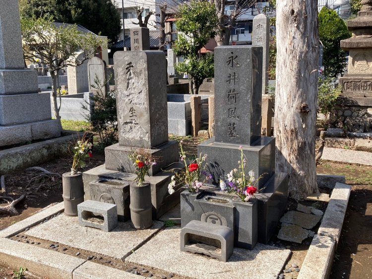 永井荷風先生のお墓。元祖「散歩の達人」の巨匠。