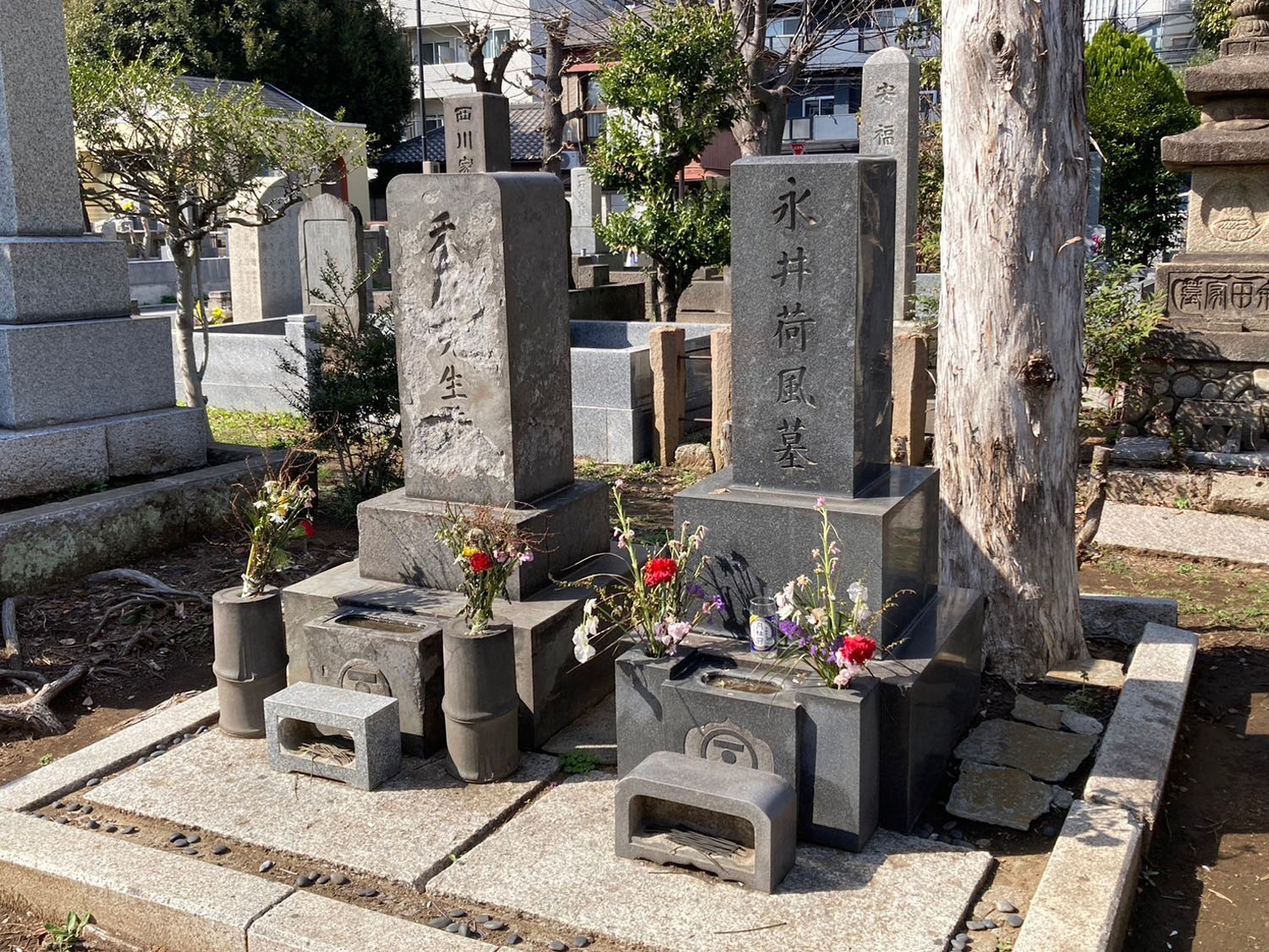 永井荷風先生のお墓。元祖「散歩の達人」の巨匠。