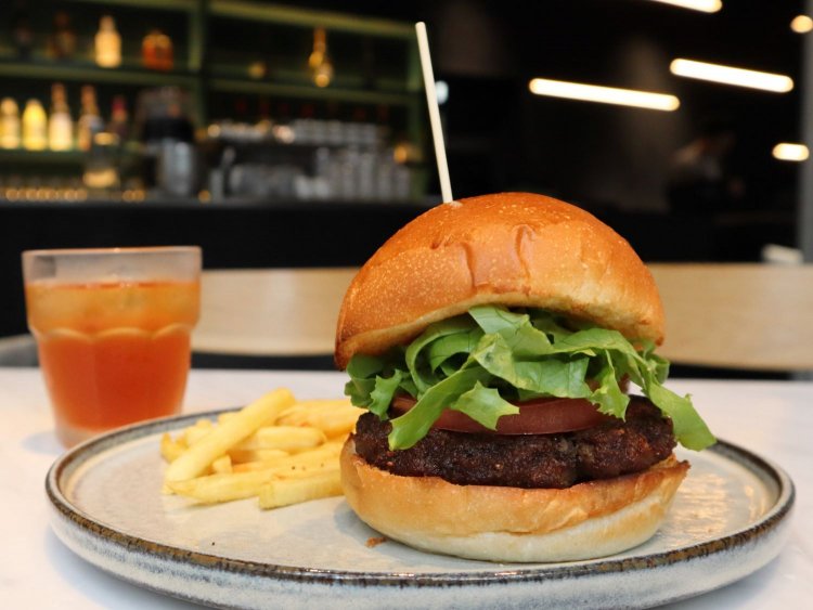 ハンバーガーはテイクアウト可能。