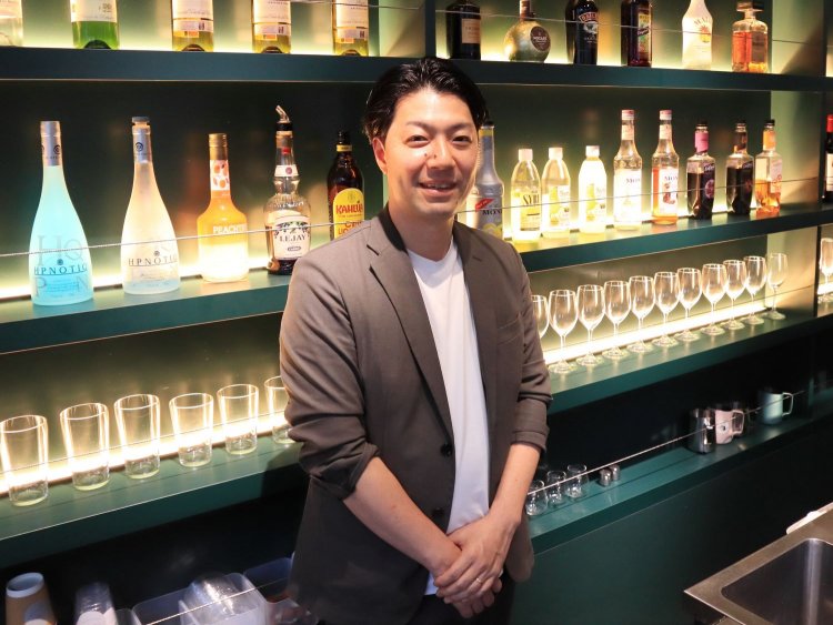 店長の重次さんはホテルレストランのホールを経験。気さくながら、物腰やわらかな接客が心地よい。