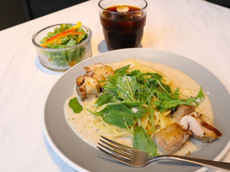 黒トリュフのグリルチキンのクリームパスタ。パスタランチには、ミニサラダも添えられる。