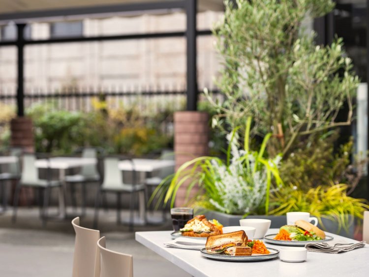 豊かな緑に囲まれているテラス。（写真＝店舗提供）