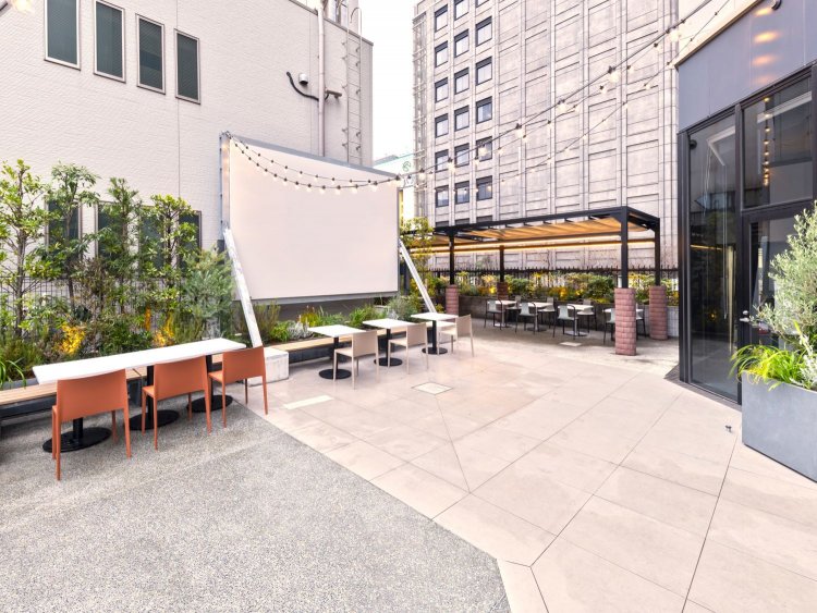 ビルがひしめく駅前に、こんなに広々とした空間があるなんて。（写真＝店舗提供）