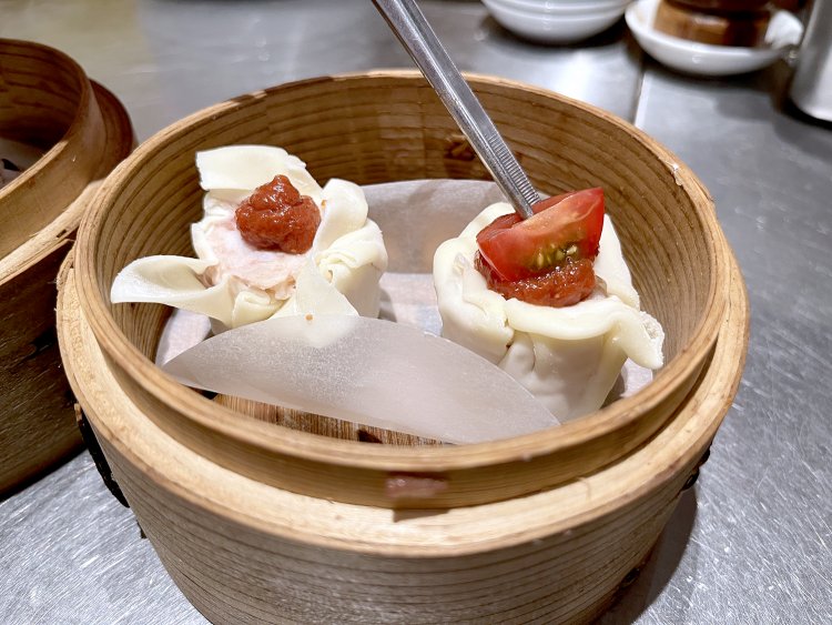 熟成焼売の上に、トマト黒酢と、フレッシュなトマトをのせて蒸す。